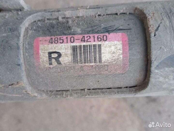 Передняя правая стойки Toyota RAV4 2008 год