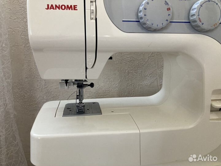 Швейная машина Janome