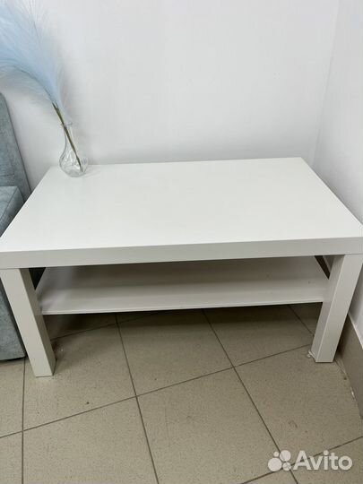 Гримерное зеркало, кушетки, лампа на стойке