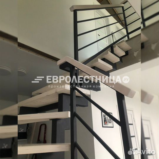 Лестница на металлическом каркасе