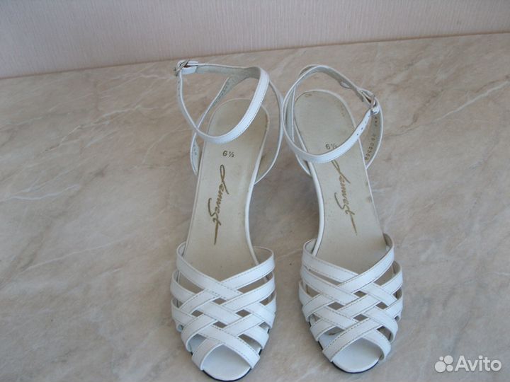 Босоножки белые
