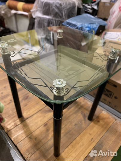 Кухонный стол стеклянный