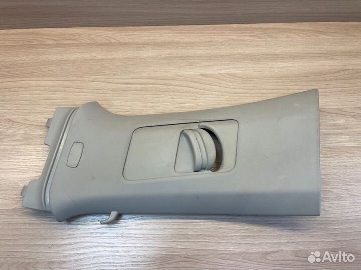 Обшивка средней стойки левая Skoda Rapid