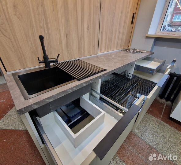Кухонный гарнитур выставочный образец