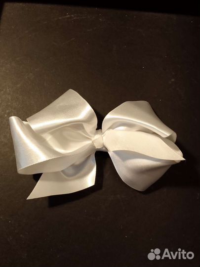 Бант большой белый на крокодильчике