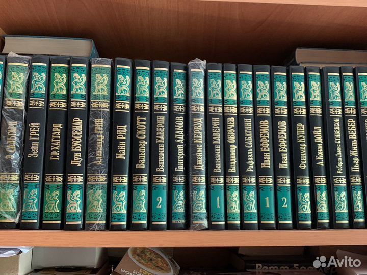 Книжный шкаф и собрания книг