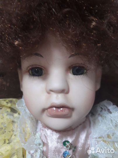 Кукла фарфоровая