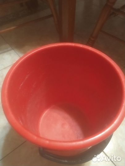 Ведро красное
