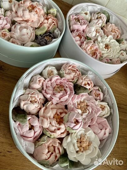 Подарочные зефирные цветы в коробке