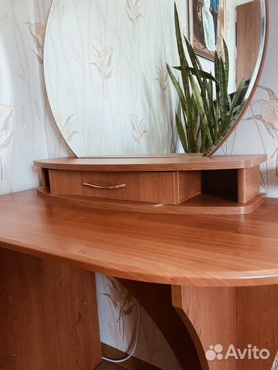 Косметический столик с зеркалом