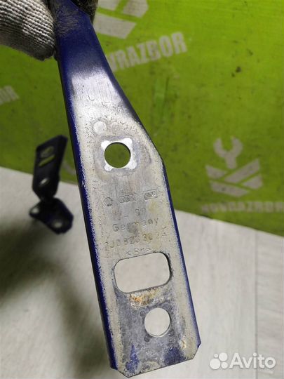 Петля капота Фольксваген Гольф 4 Бора