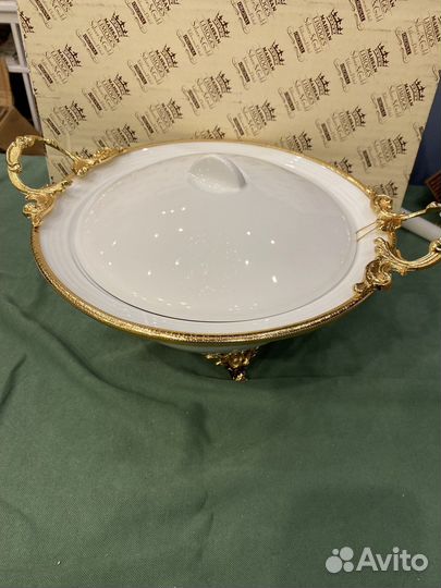 Фарфоровая супница на ножках