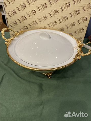 Фарфоровая супница на ножках