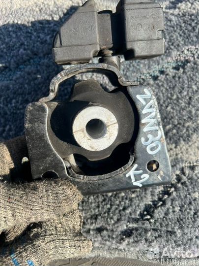 Подушка двс передняя Toyota Prius ZVW30 2zrfxe