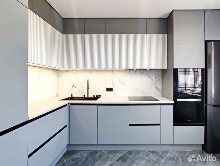 Кухня встроенная светлая