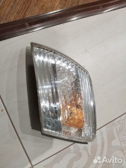 Поворотник левый Toyota cresta 100 с дефектами