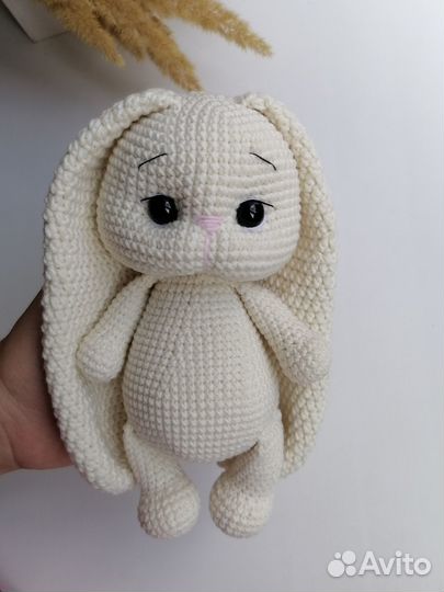 Подарочный набор вязаная зайка и погремушка