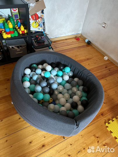 Сухой бассейн с шариками