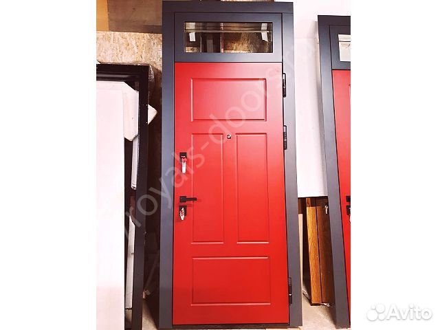 Уличная металлическая дверь с фрамугой