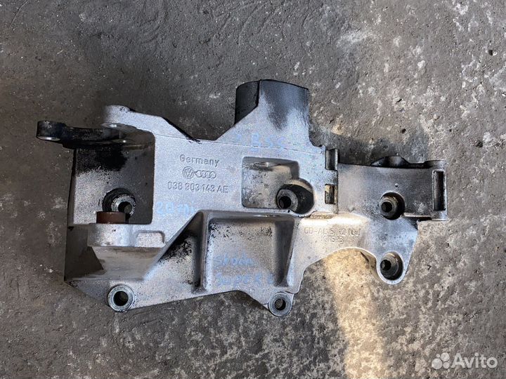 Кранштейн генератора 038903143AE