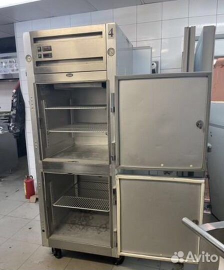 Холодильный морозильный шкаф