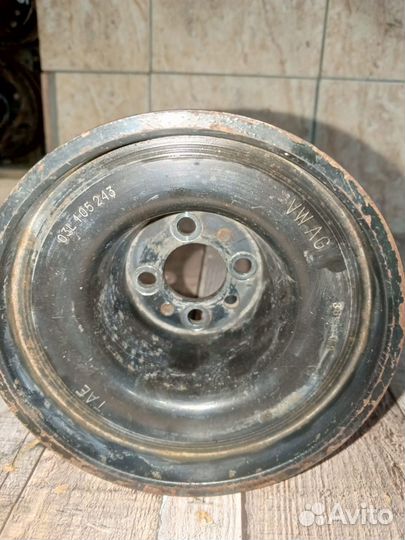 Шкив коленвала Volkswagen Crafter 2.0л 2011