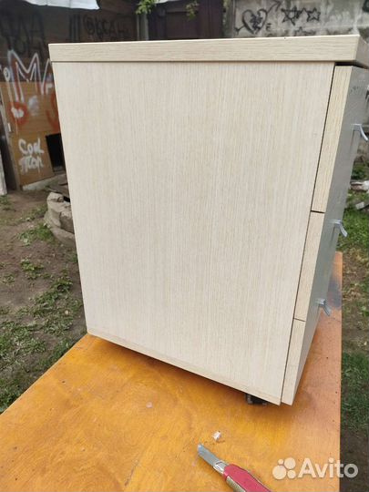 Тумбочка подкатная с замком