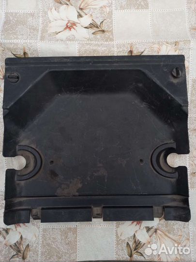 Крышка короба аккумулятора Mercedes-Benz Vito W638