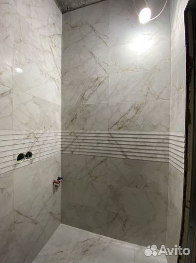 Укладка кафельной плитки керамогранита мозайки и б