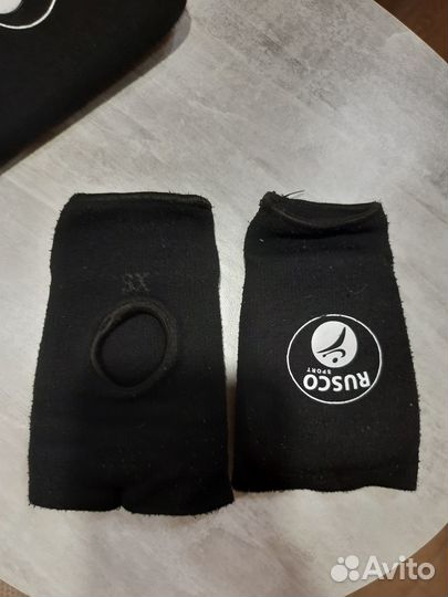 Щитки и перчатки для единоборств