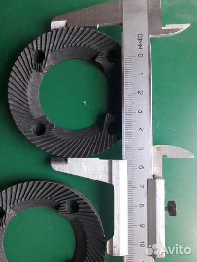 Мельница зерновая жерновая