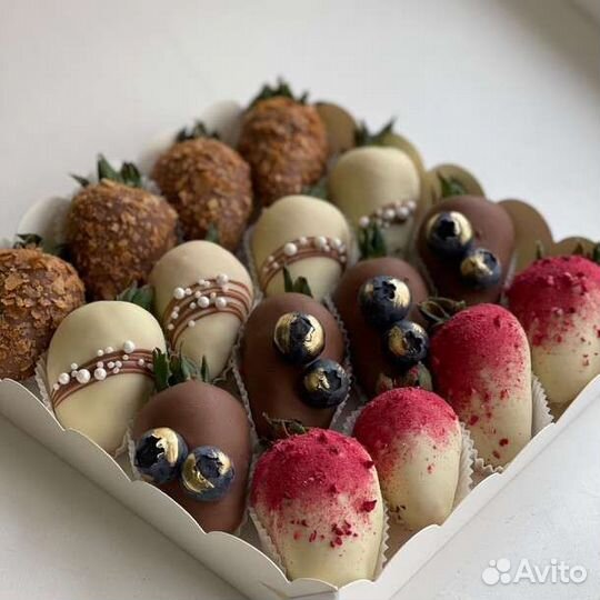 Фрукты и ягоды в шоколаде