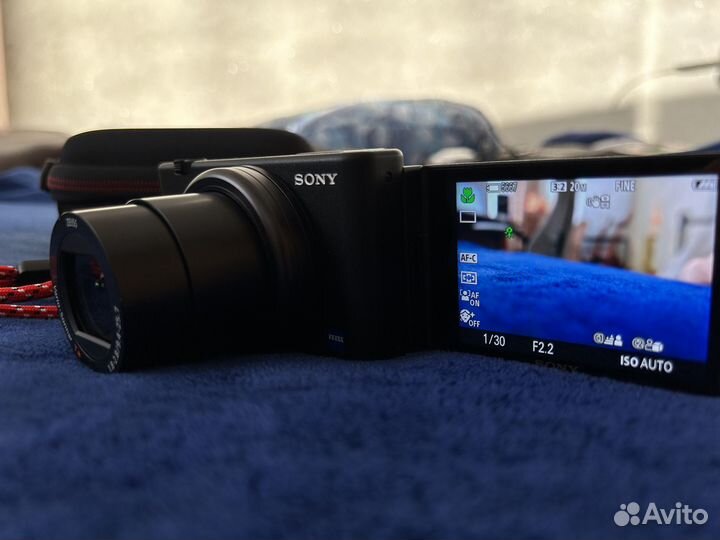 Камера Sony ZV-1 + кейс + карта памяти + ремешок