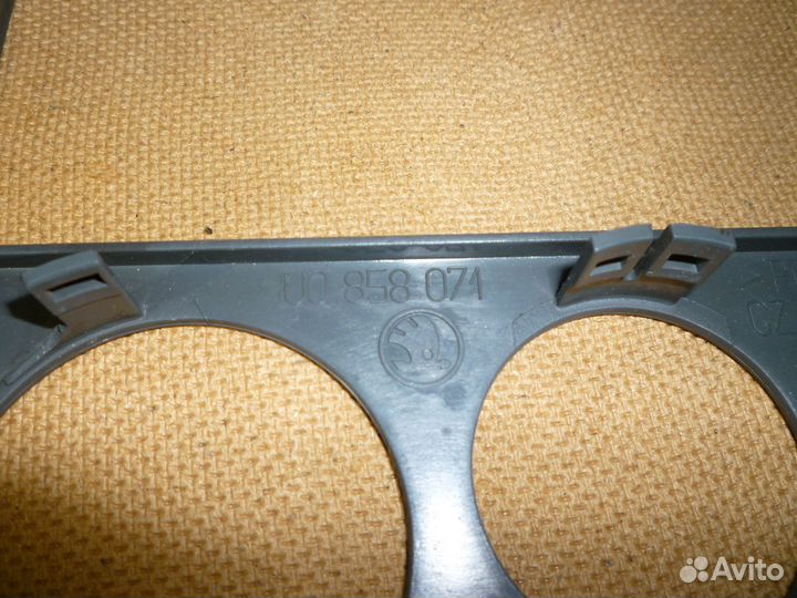 Рамка магнитолы в торпедо Skoda Octavia 1.6 aee