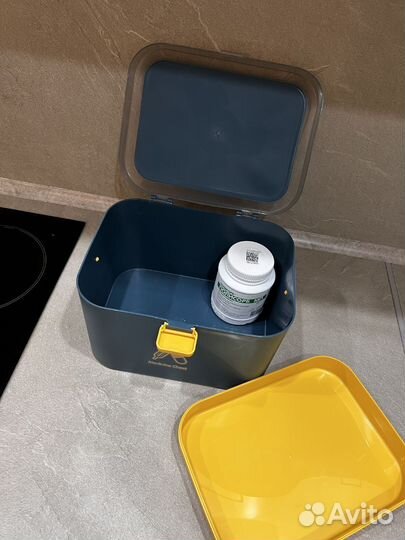 Аптечка, контейнер для лекарств с ручкой