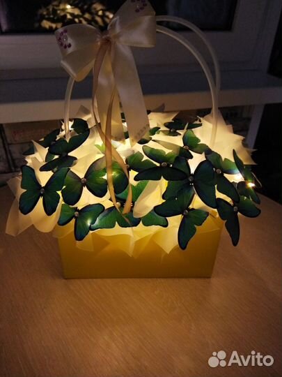 Светящийся букетик из бабочек