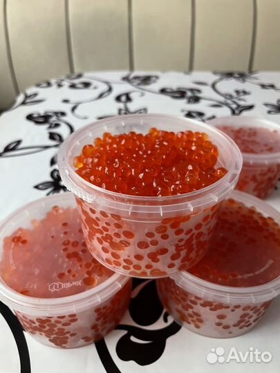 Икра красная высшего качества и мясо краба