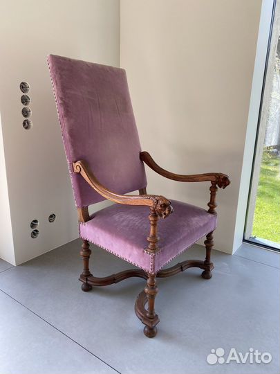 Старинное антикварное кресло