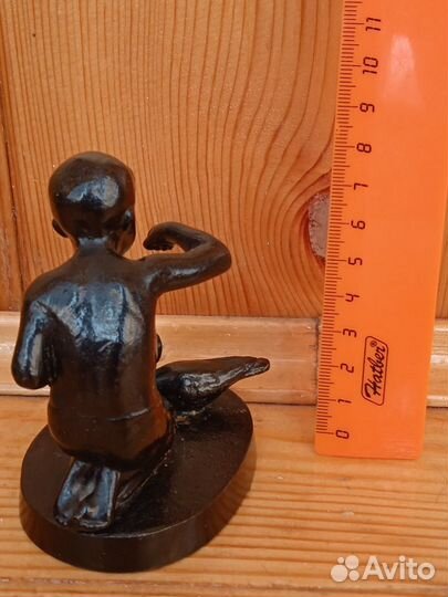 Мальчик кормит голубей. Касли,1986 г