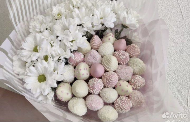 Клубника в шоколаде с цветами