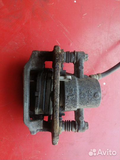 Суппорт тормозной задний правый Toyota Avensis