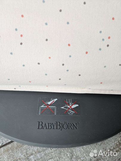 Шезлонг Babybjorn в горошек