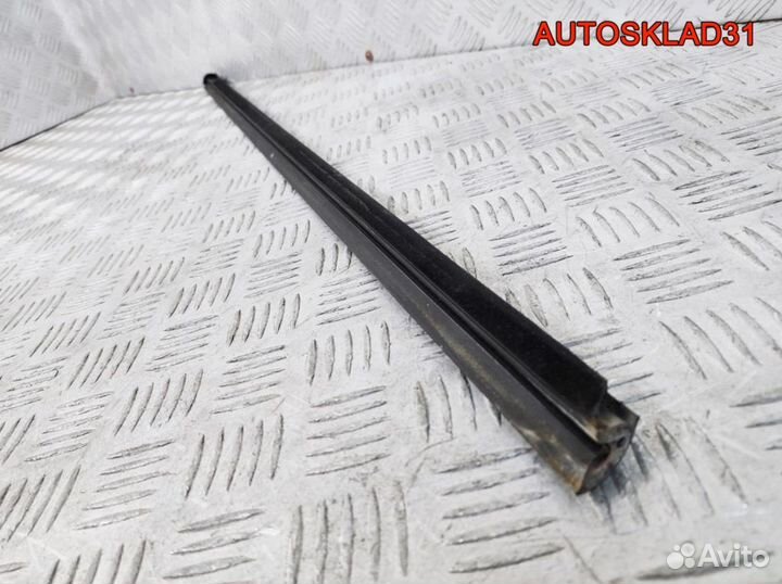 Накладка стекла переднего левого Ford Focus 2