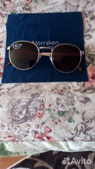 Солнцезащитные очки в металлической оправе