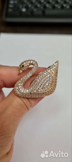 Брошь с кристаллами Swarovski
