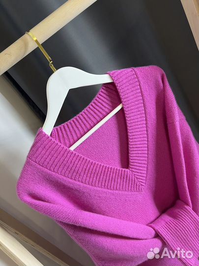 Свитер оверсайз с V вырезом и японским плечом