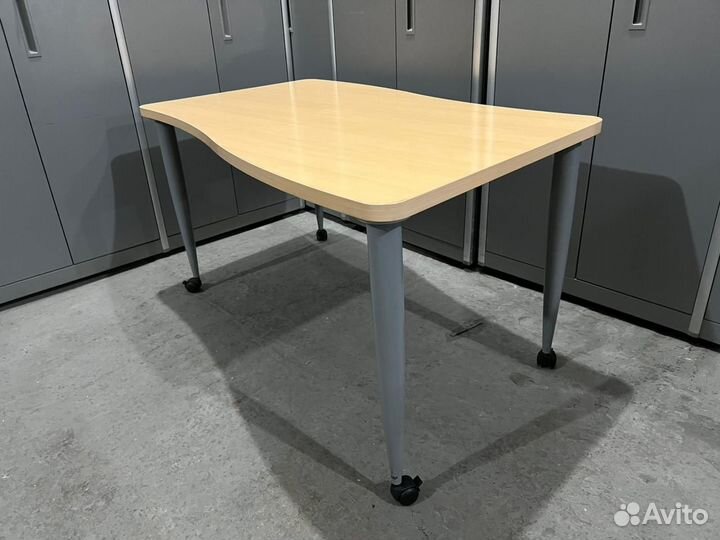 Стол на колёсиках Steelcase