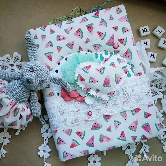 Фотоальбом и сенсорная игрушка