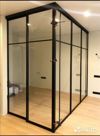 Стеклянная перегородка для зонирования