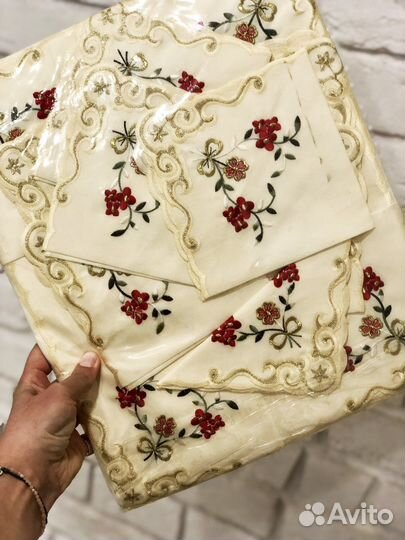 Скатерть с вышивкой и салфетки